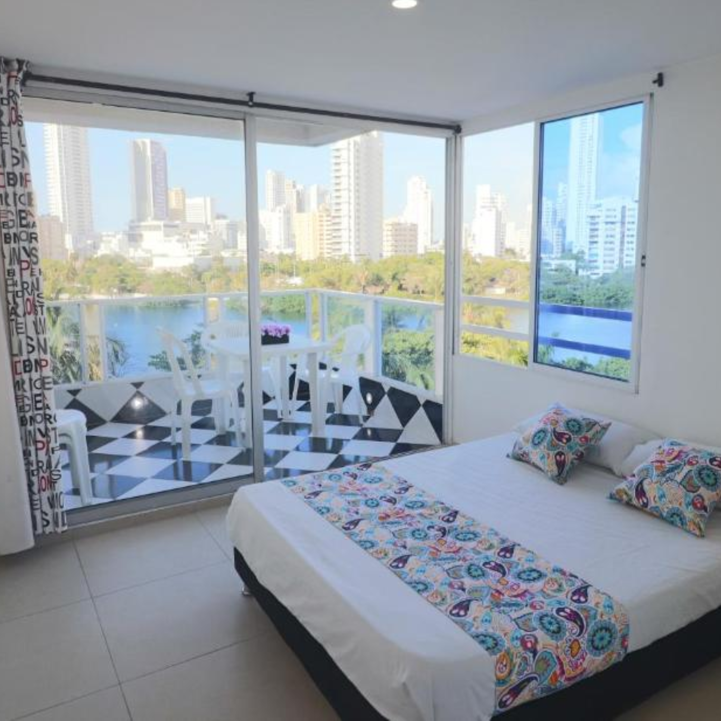 Aparta Hotel el Conquistador Cartagena sala y cosina